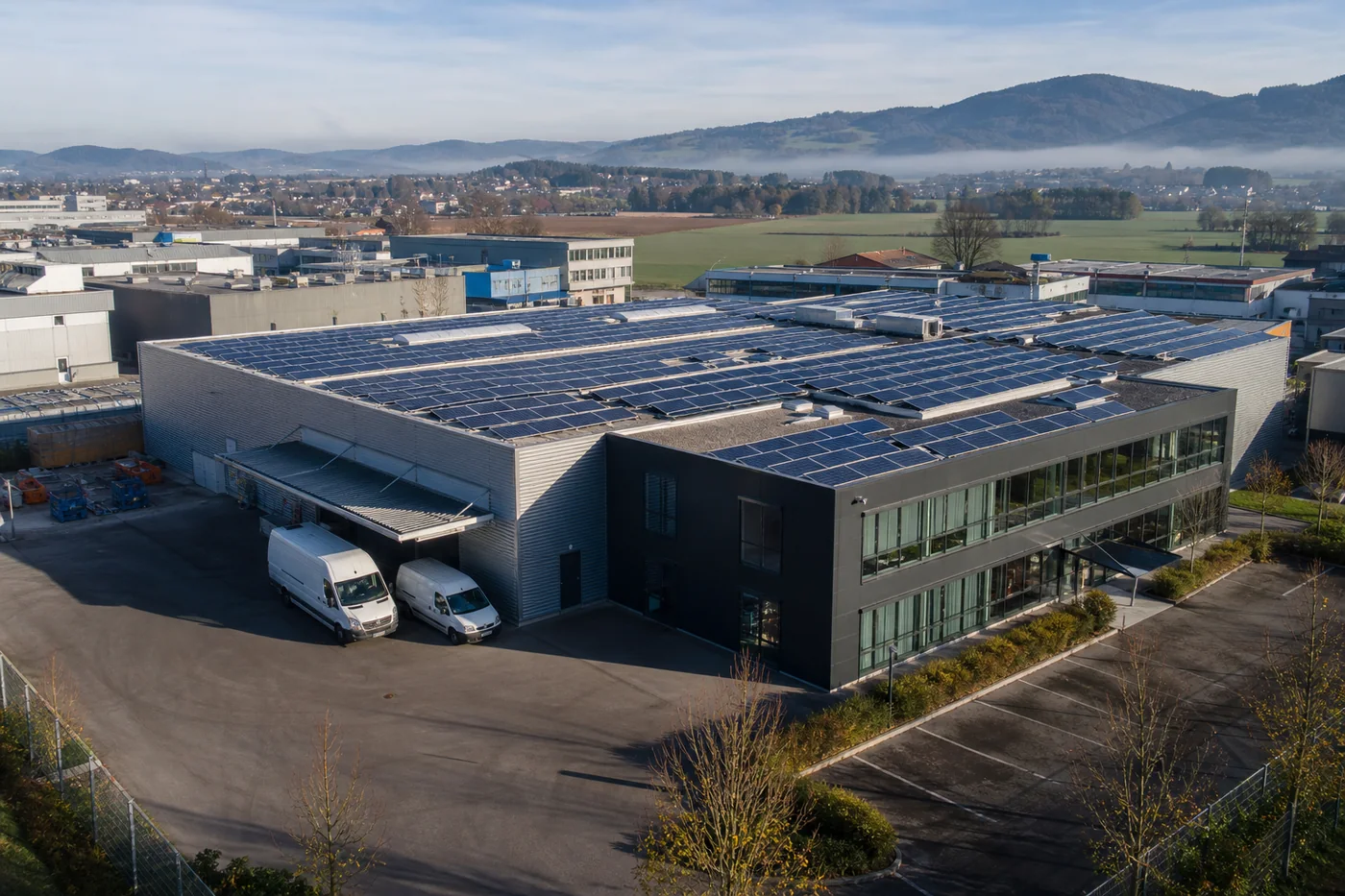 Werkstatt- und Gewerbehalle mit grosser Photovoltaikanlage