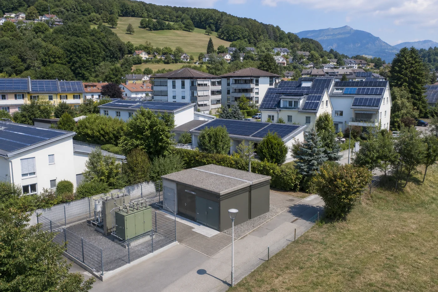 Schweizer Wohnquartier mit Solardächern und lokaler Trafostation