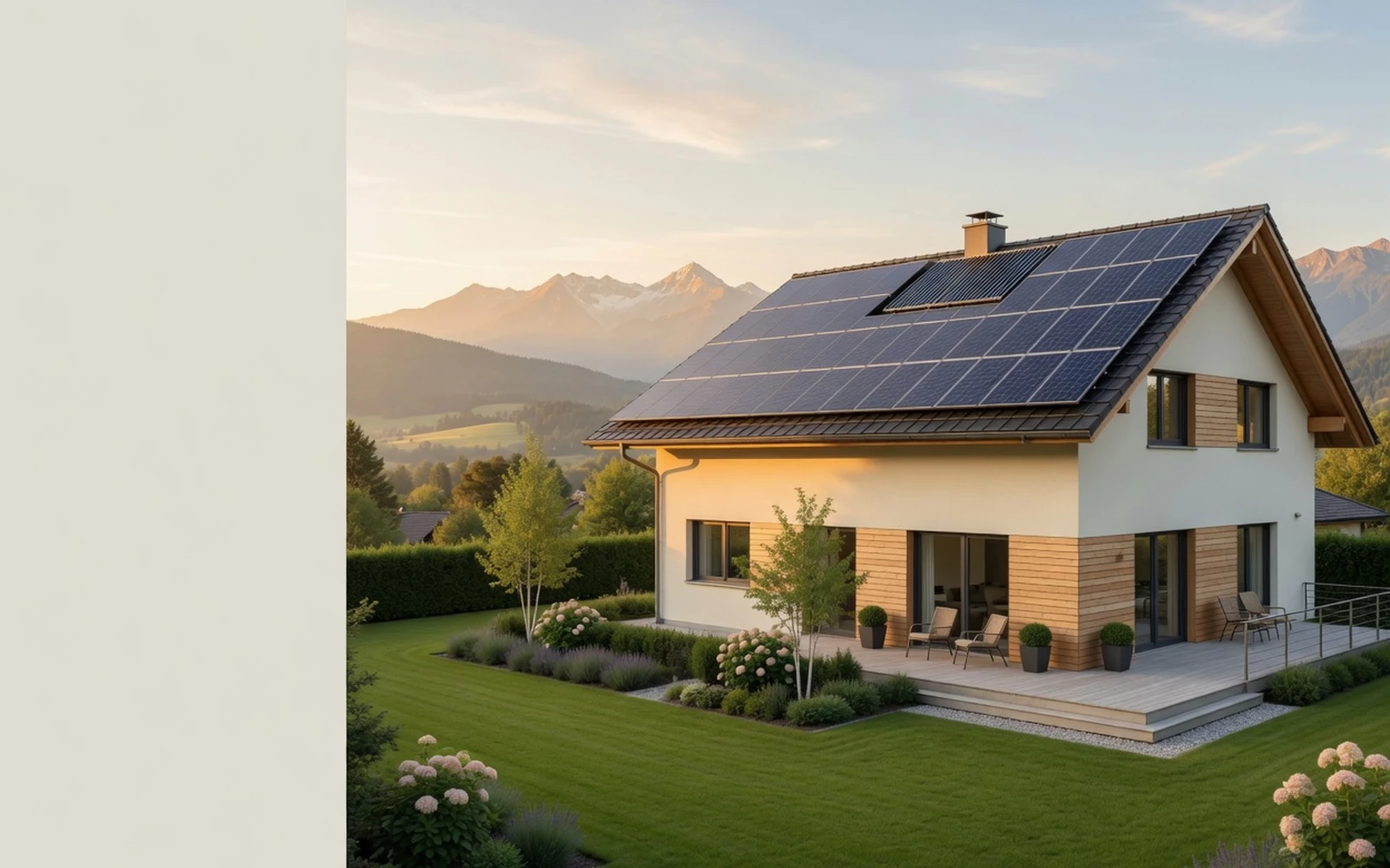 Schweizer Einfamilienhaus mit Photovoltaikdach vor Alpenkulisse